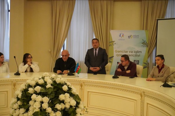 “Gənclər və İqlim Qanunvericiliyi” layihəsi çərçivəsində dəyirmi masa təşkil edilib - FOTOLAR