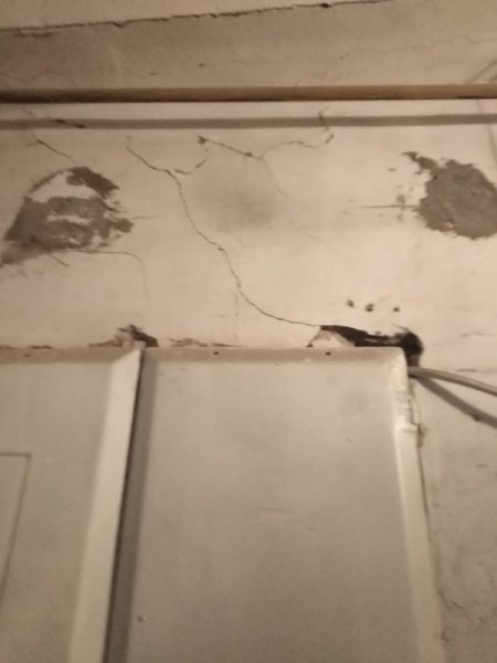 Sumqayıtda qəzalı vəziyyətdə olan binanın sakinləri aidiyyəti qurumlardan kömək istəyir-FOTO Sumqayıtda qəzalı vəziyyətdə olan binanın sakinləri aidiyyəti qurumlardan kömək istəyir-FOTO