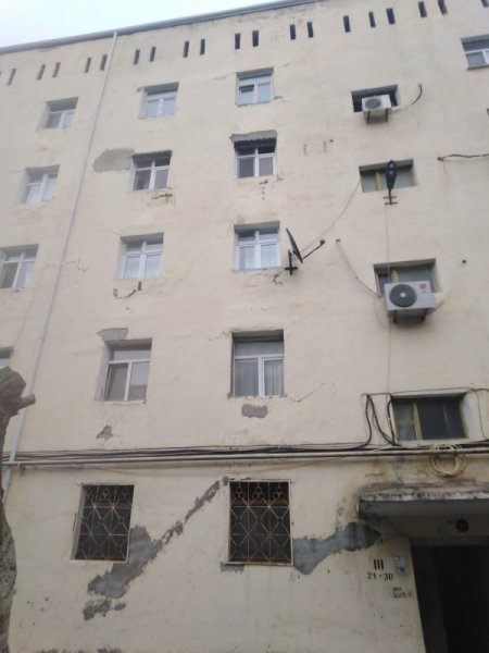 Sumqayıtda qəzalı vəziyyətdə olan binanın sakinləri aidiyyəti qurumlardan kömək istəyir-FOTO Sumqayıtda qəzalı vəziyyətdə olan binanın sakinləri aidiyyəti qurumlardan kömək istəyir-FOTO