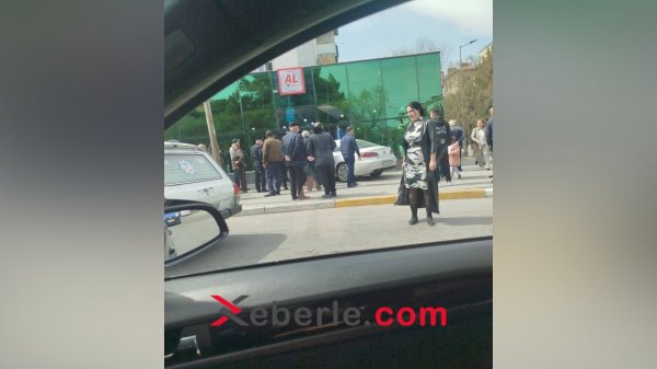 Sumqayıtda avtomobil mağazaya çırpıldı - FOTO
