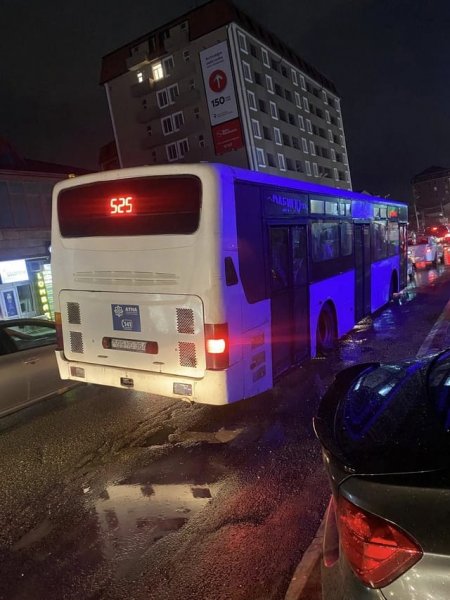 Sərnişin avtobusundan ŞİKAYƏT: "Nə vaxta kimi bu cür əyri, yanpörtü hərəkət edəcək?"