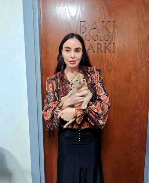 Leyla Əliyevanın şir balası ilə maraqlı görüntüsü
