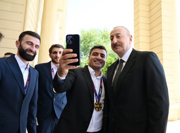 Prezident milli komandanın üzvlərini qəbul etdi - FOTOLAR