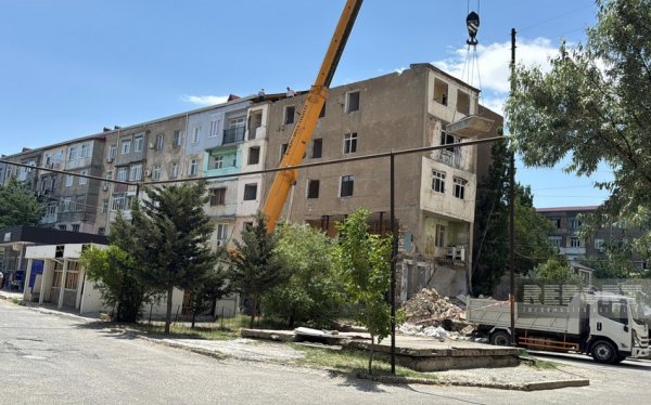 Sumqayıtda iki nəfərin öldüyü partlayış baş verən binanın söküntüsünə başlanılıb
