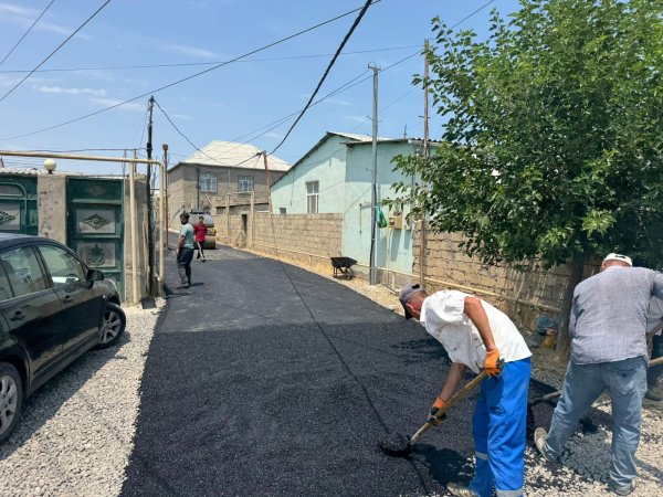 Xəzri-2 yaşayış massivində yerləşən şəhid Coşqun Zeynallının adını daşıyan küçəyə asfalt örtüyü çəkilib