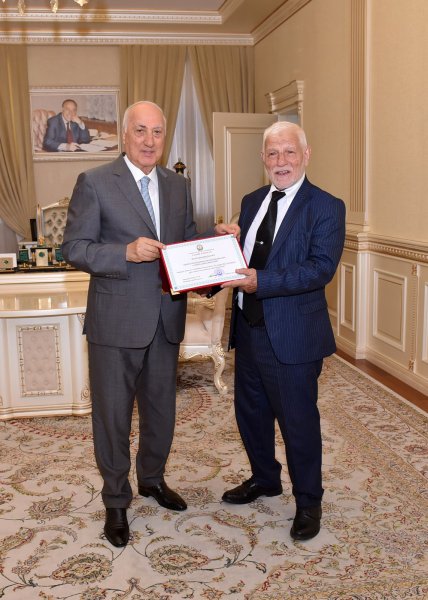 Zakir Fərəcov veteran cüdoçunu Fəxri Fərmanla təltif edib