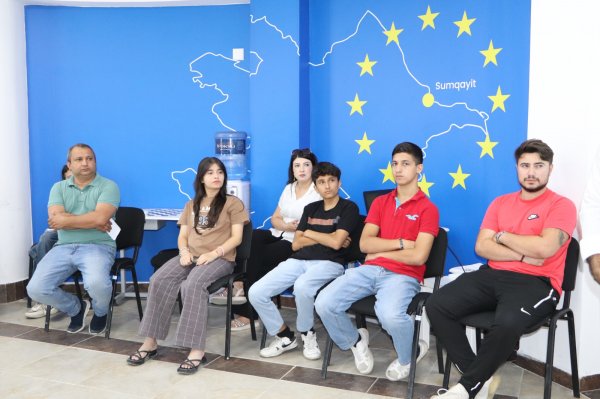 Sumqayıtda "Gənclərə öz karyera yollarını seçməkdə kömək edən - çatbotlar" layihəsinə yekun vurulub (FOTO) Sumqayıtda "Gənclərə öz karyera yollarını seçməkdə kömək edən - çatbotlar" layihəsinə yekun vurulub (FOTO)