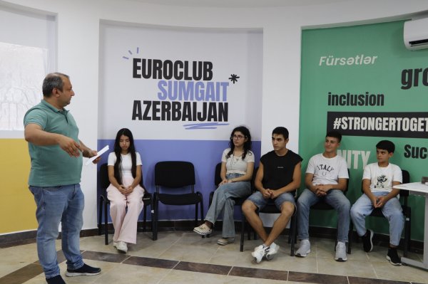 Sumqayıtda "Gənclərə öz karyera yollarını seçməkdə kömək edən - çatbotlar" layihəsinə yekun vurulub (FOTO) Sumqayıtda "Gənclərə öz karyera yollarını seçməkdə kömək edən - çatbotlar" layihəsinə yekun vurulub (FOTO)