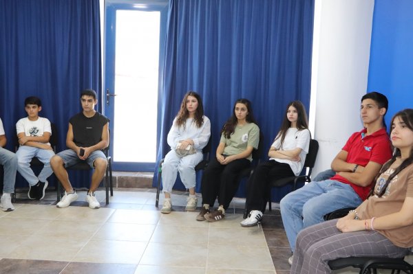 Sumqayıtda "Gənclərə öz karyera yollarını seçməkdə kömək edən - çatbotlar" layihəsinə yekun vurulub (FOTO) Sumqayıtda "Gənclərə öz karyera yollarını seçməkdə kömək edən - çatbotlar" layihəsinə yekun vurulub (FOTO)