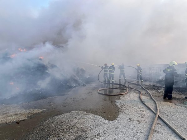 Sumqayıtda karton məmulatları zavodunda yanğın oldu -FOTOLAR