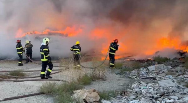 Sumqayıtda karton məmulatları zavodunda yanğın oldu -FOTOLAR