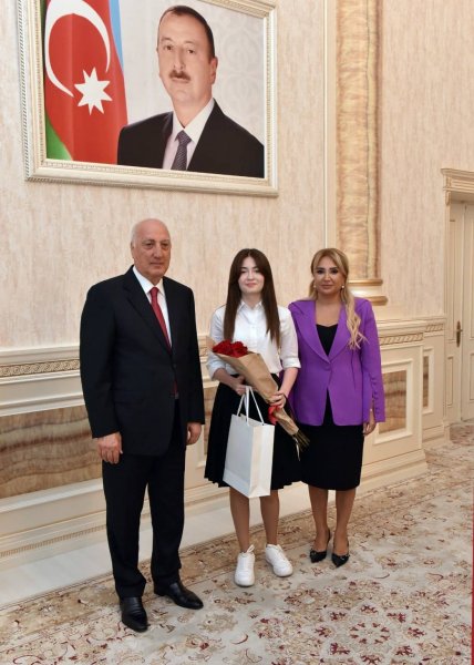 Sumqayıtlı əkiz bacılardan möhtəşəm uğur -FOTO