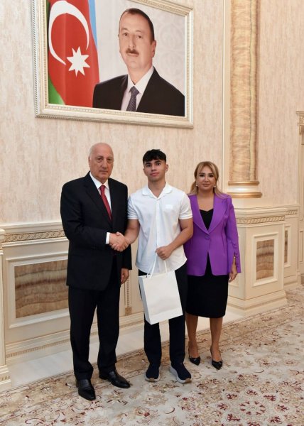 Zakir Fərəcov yüksək bal toplayan məzunlarla görüşüb