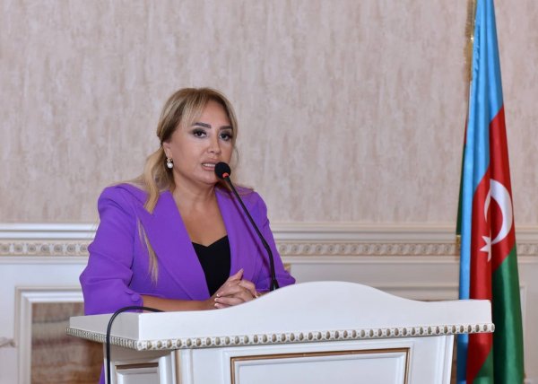 Zakir Fərəcov yüksək bal toplayan məzunlarla görüşüb
