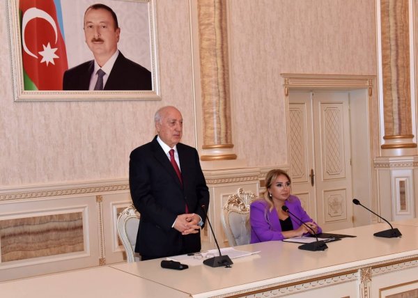 Zakir Fərəcov yüksək bal toplayan məzunlarla görüşüb