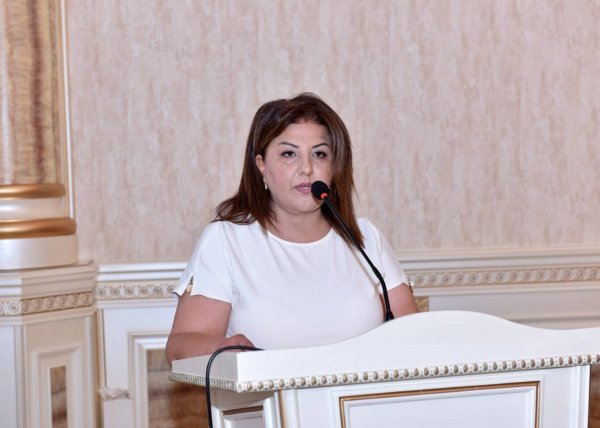 Zakir Fərəcov yüksək bal toplayan məzunlarla görüşüb