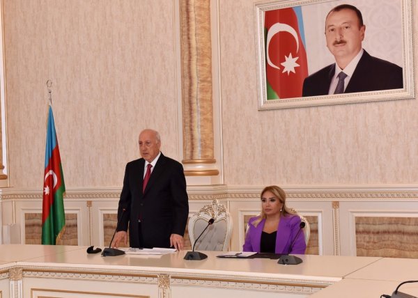 Zakir Fərəcov yüksək bal toplayan məzunlarla görüşüb