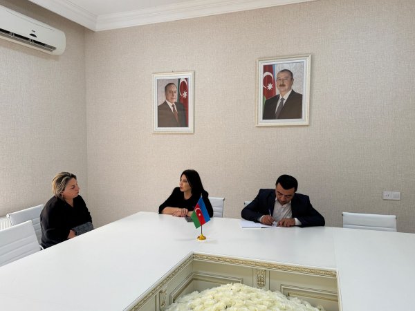 Sumqayıtın deputatı Səbinə Salmanova növbəti dəfə vətəndaşları qəbul edib