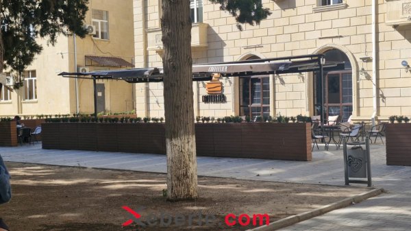 Sumqayıtda kafe piyadaların yolunu zəbt etdi – Sakinlər narazıdır (FOTOFAKT)