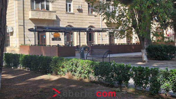 Sumqayıtda kafe piyadaların yolunu zəbt etdi – Sakinlər narazıdır (FOTOFAKT)