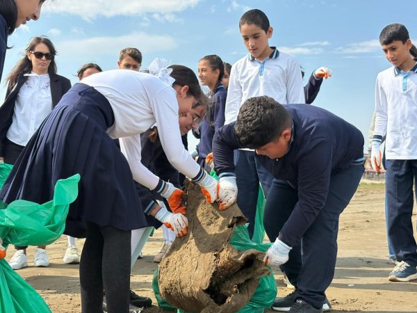 Sumqayıtda şagirdlərin iştirakı ilə sahildə iməclik keçirilib - FOTO