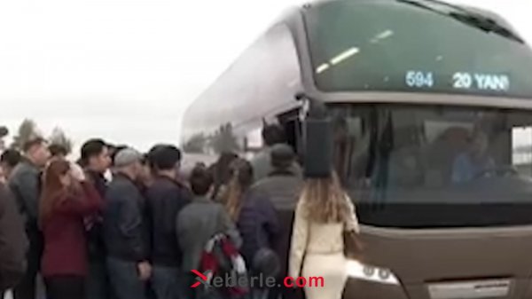 Bakı–Sumqayıt xəttində nəqliyyat böhranı: Sərnişinlər yolda qalır, məsul qurumlar isə hələ də susur (FOTOLAR)