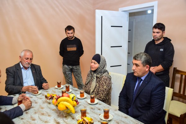 Ərkivanda sevinc dolu gün – evi yanan ailəyə yeni ev hədiyyə edildi