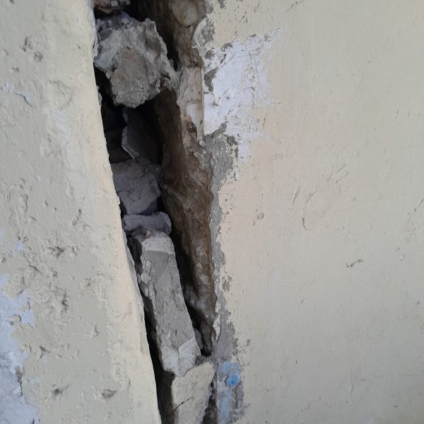 Sumqayıtın 17-ci mikrorayonunda bina qəzalı vəziyyətdədir: Sakinlər həyati təhlükədən narahatdır FOTOLAR