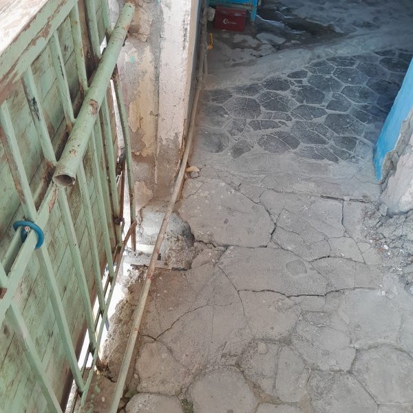 Sumqayıtın 17-ci mikrorayonunda bina qəzalı vəziyyətdədir: Sakinlər həyati təhlükədən narahatdır FOTOLAR