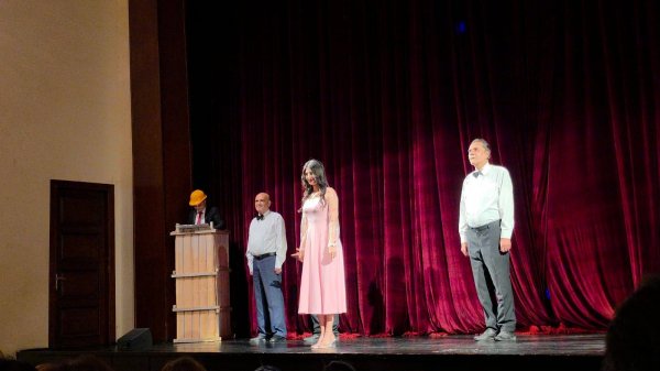 Sumqayıt Teatrı Rus Dram Teatrında "Qaravəlli" tamaşası ilə çıxış etdi (FOTO)